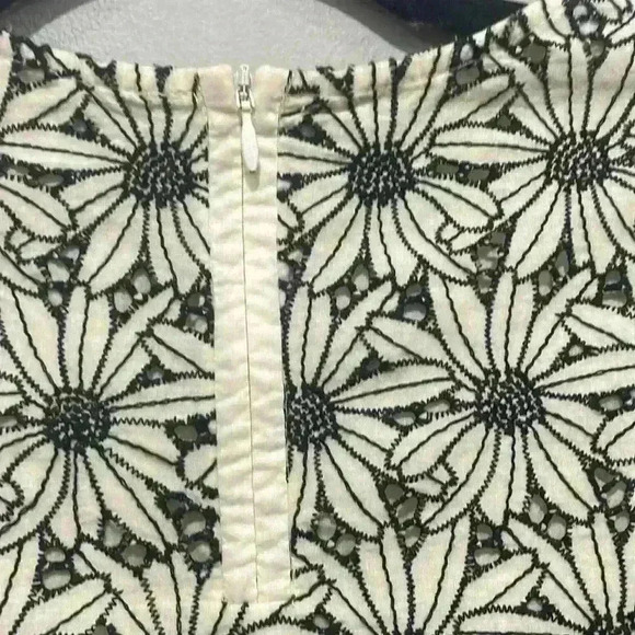 J. McLaughlin Floral Eyelet Black White Top Blouse Short Sleeve Size Small - Picture 6 of 8